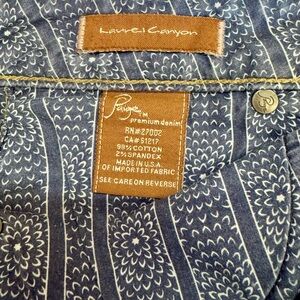 Paige denim vintage low rise bootcut Laurel Canyon size 28